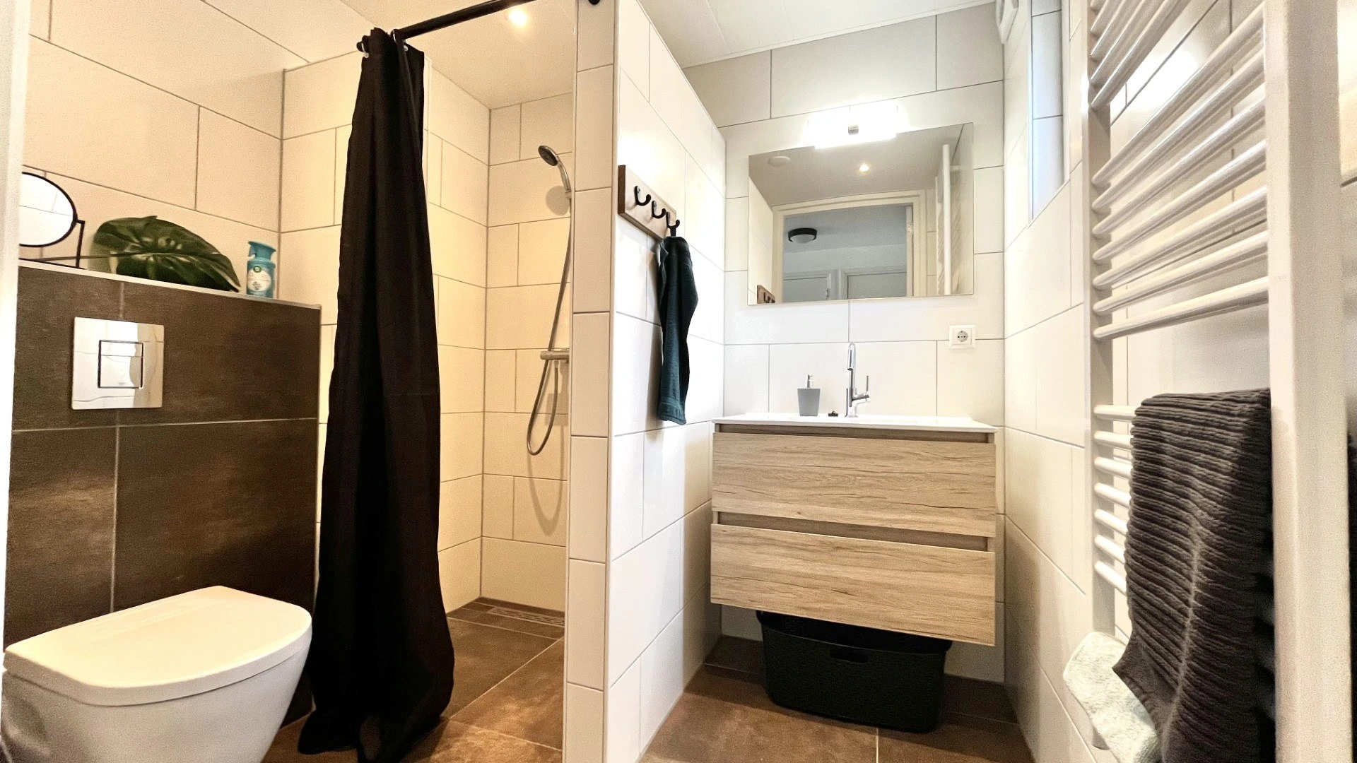 De badkamer met douche, toilet en wastafel