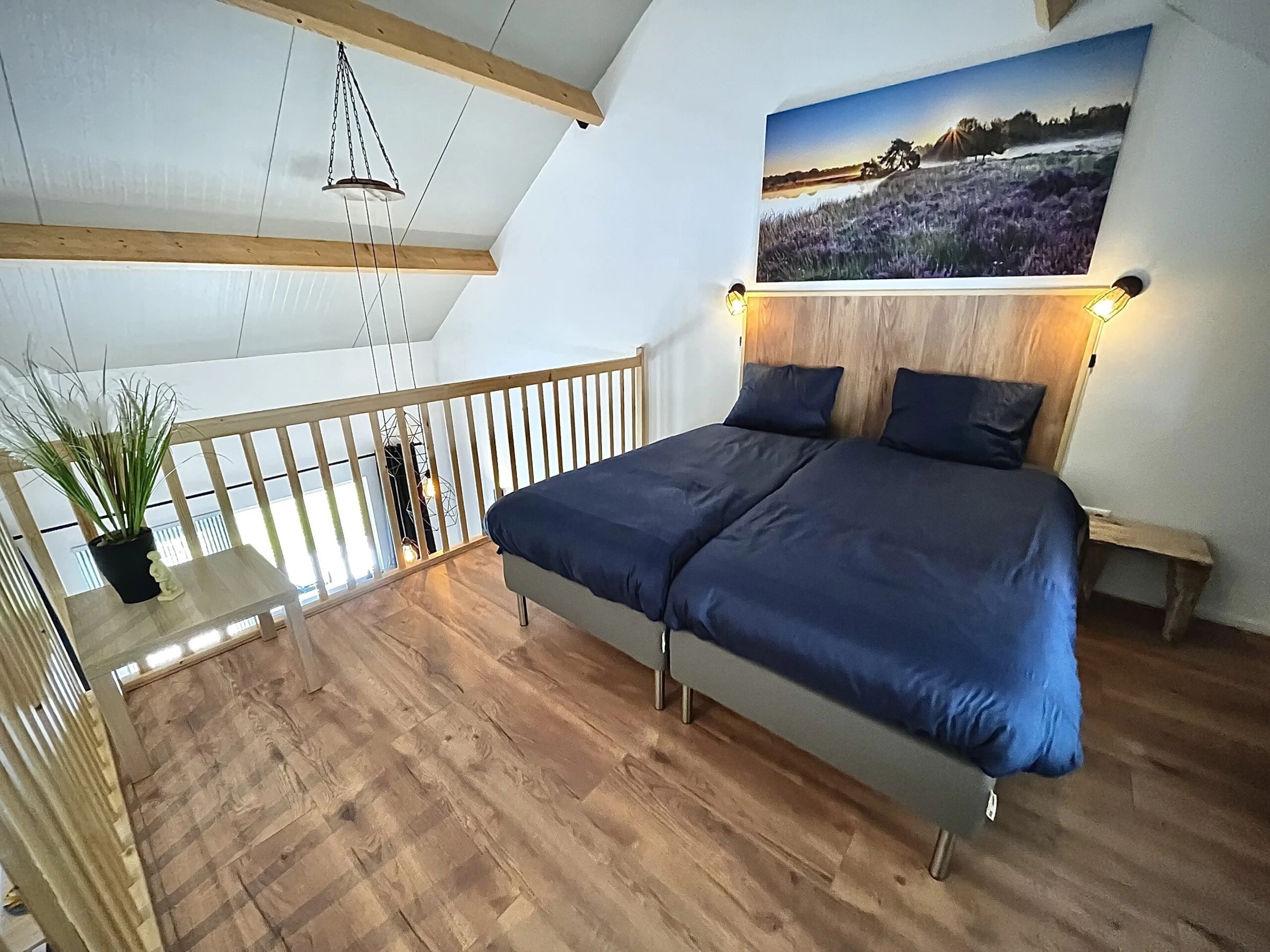De vide van Kamer Blauw met twee boxsprings en blauw beddengoed