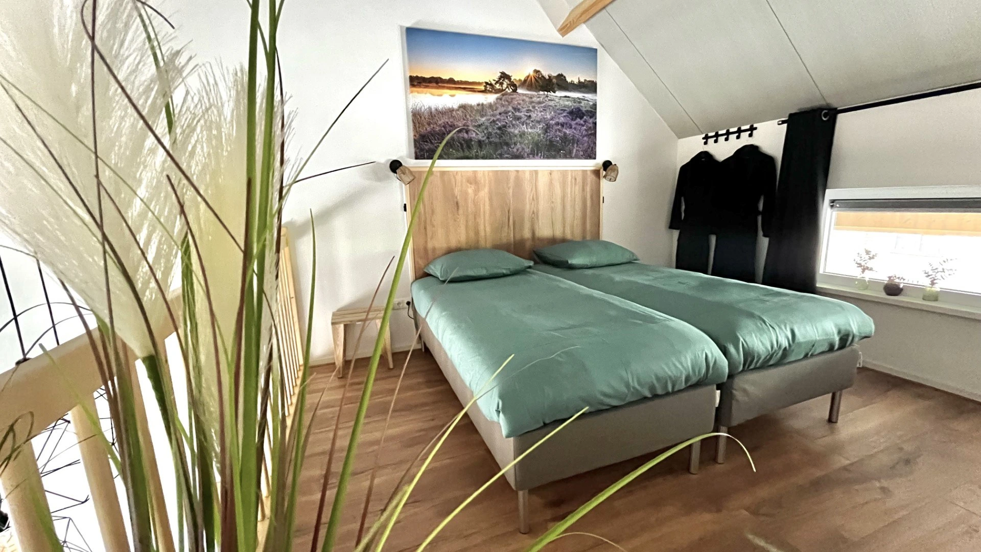 De vide van Kamer Groen met twee boxsprings en groen beddengoed