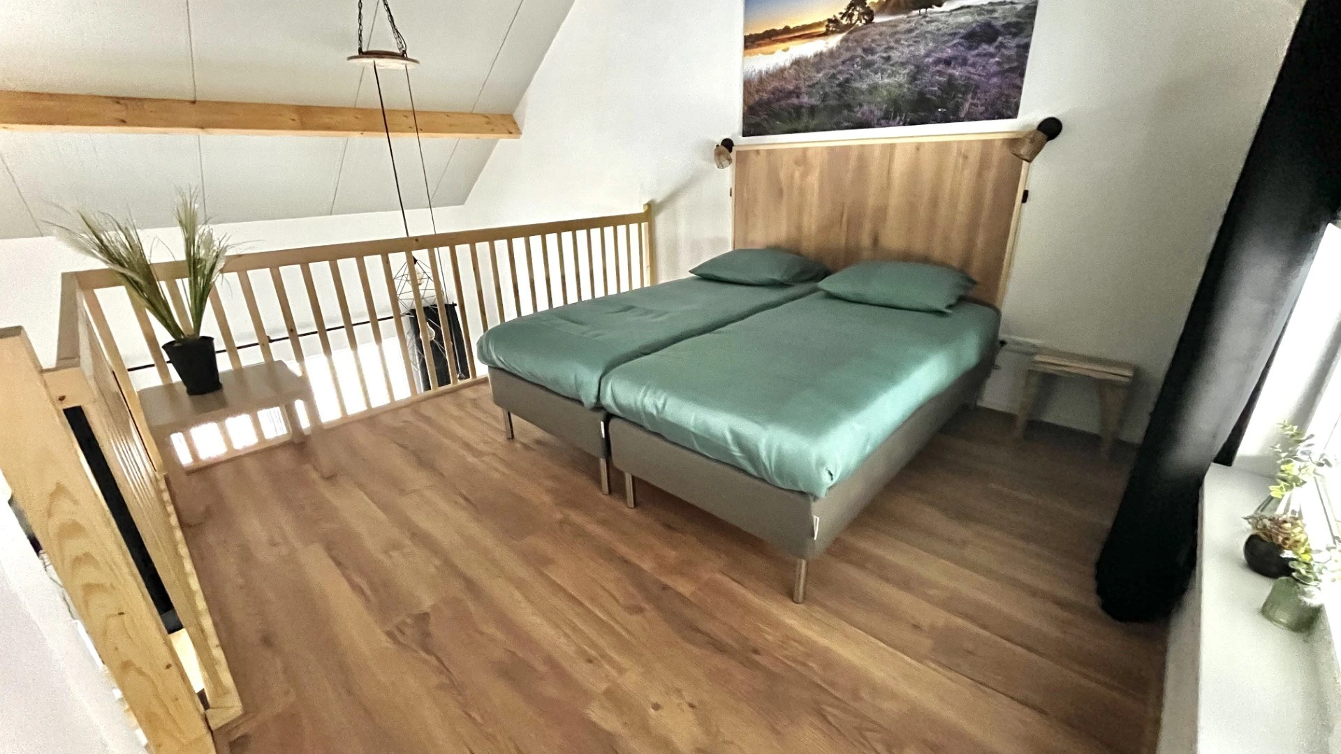 Kamer Groen: de bedden op de vide met een heidefoto erboven