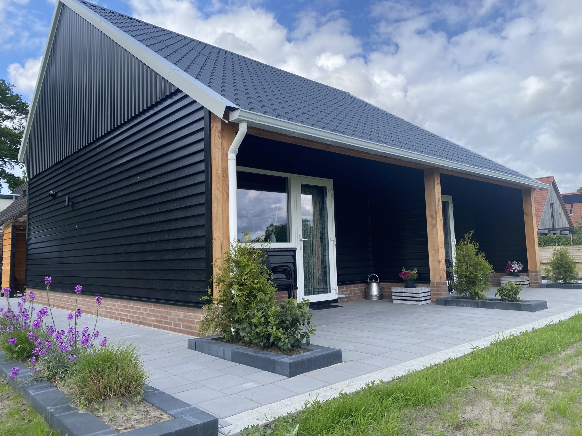 Het huisje in de zomer met lavendel langs het terras