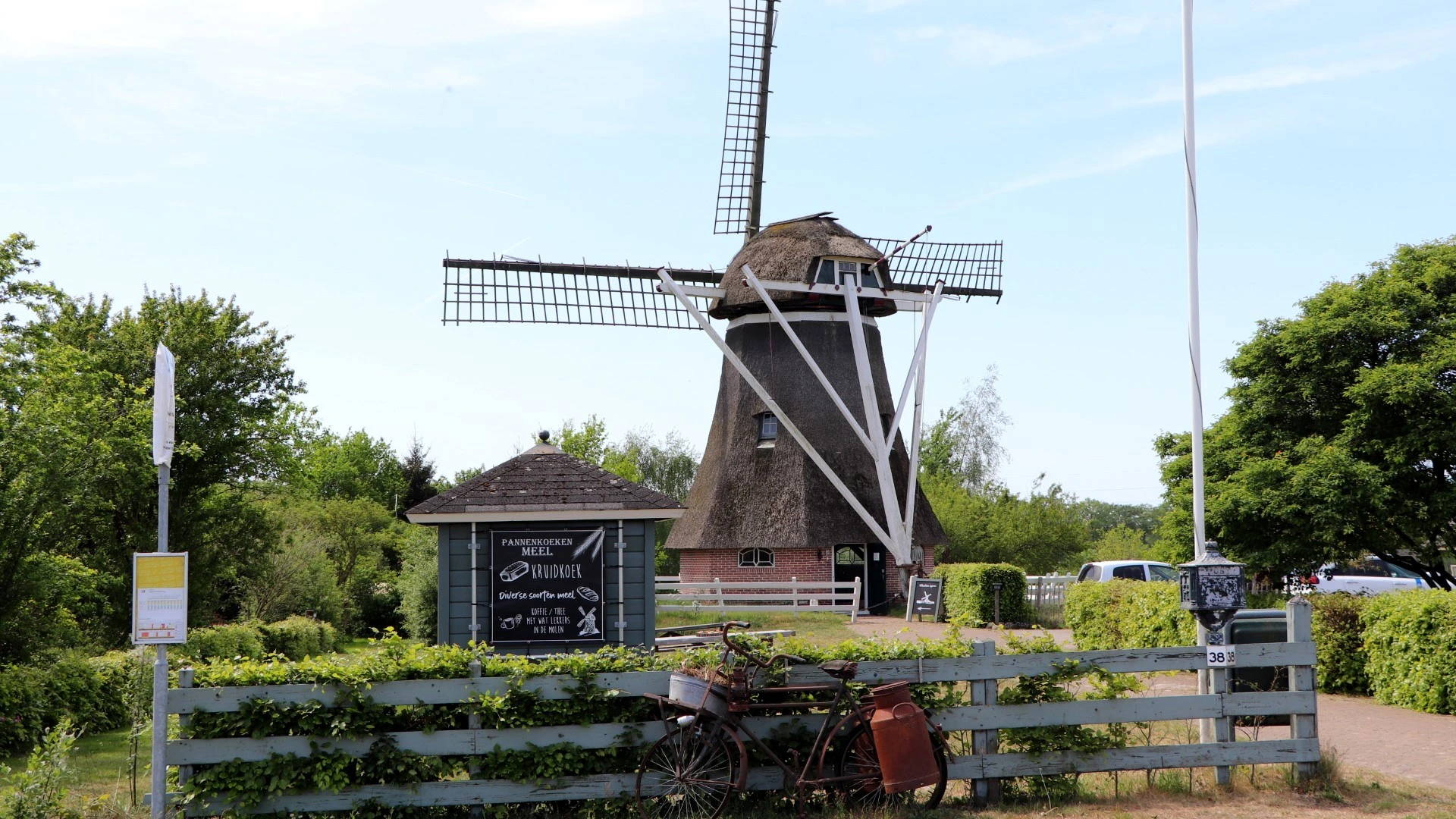 Een molen met een terrasje in een Drents dorp