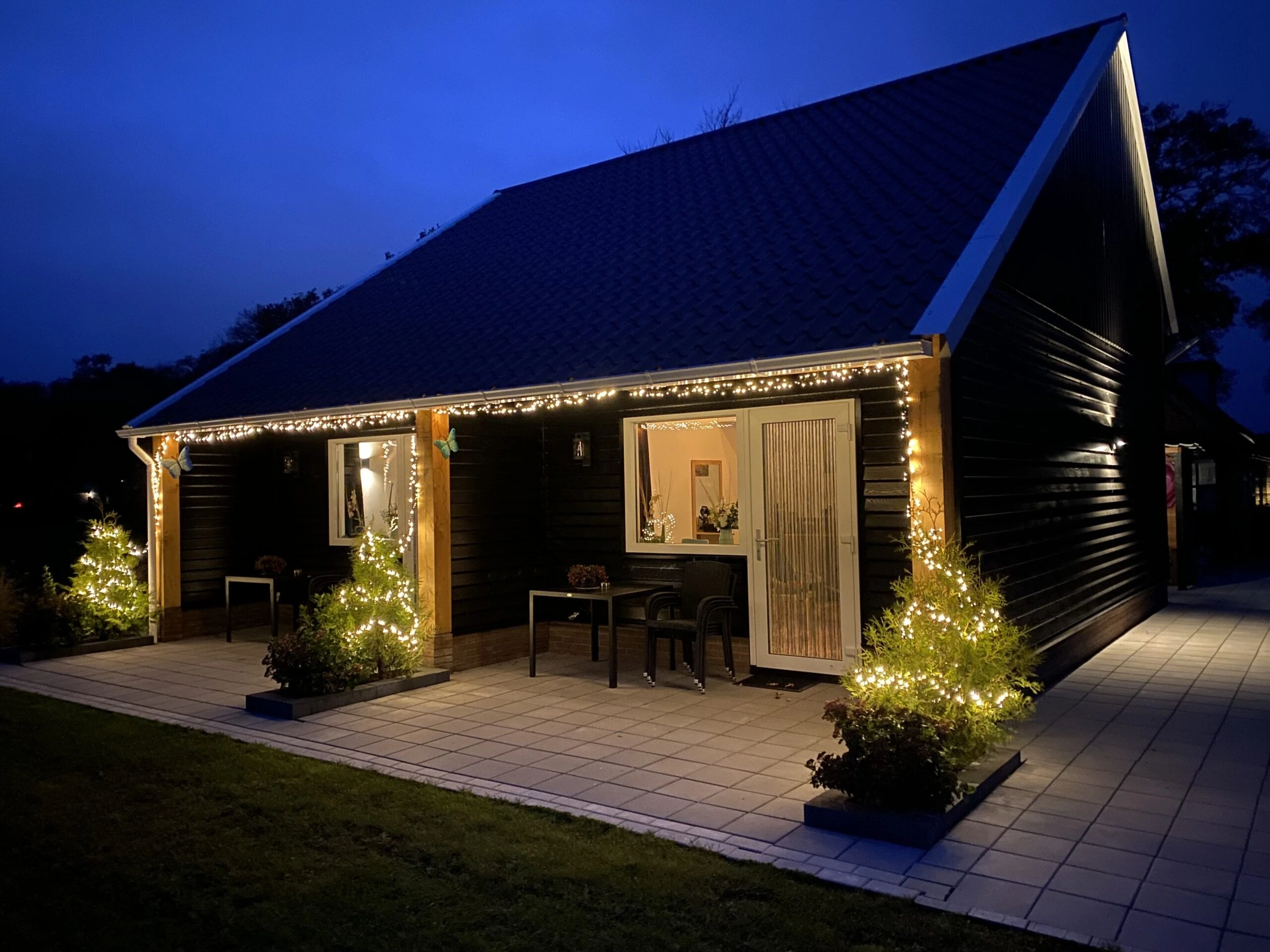 De twee terrassen in de schemering met verlichting