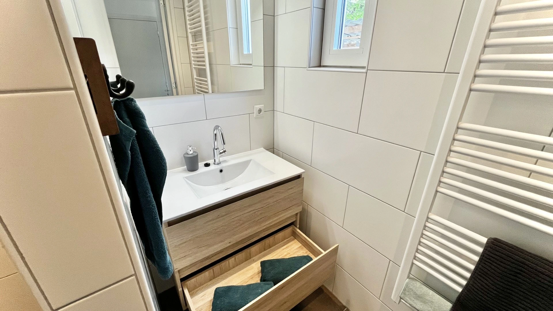 Wastafel met handdoekradiator in de badkamer